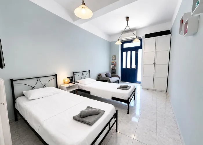 Фото Traditional Ground-Floor Apartment With Courtyard In Кипарисия